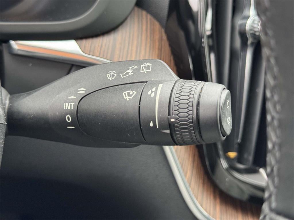 2023 Volvo XC60 B5 Plus Dark Theme