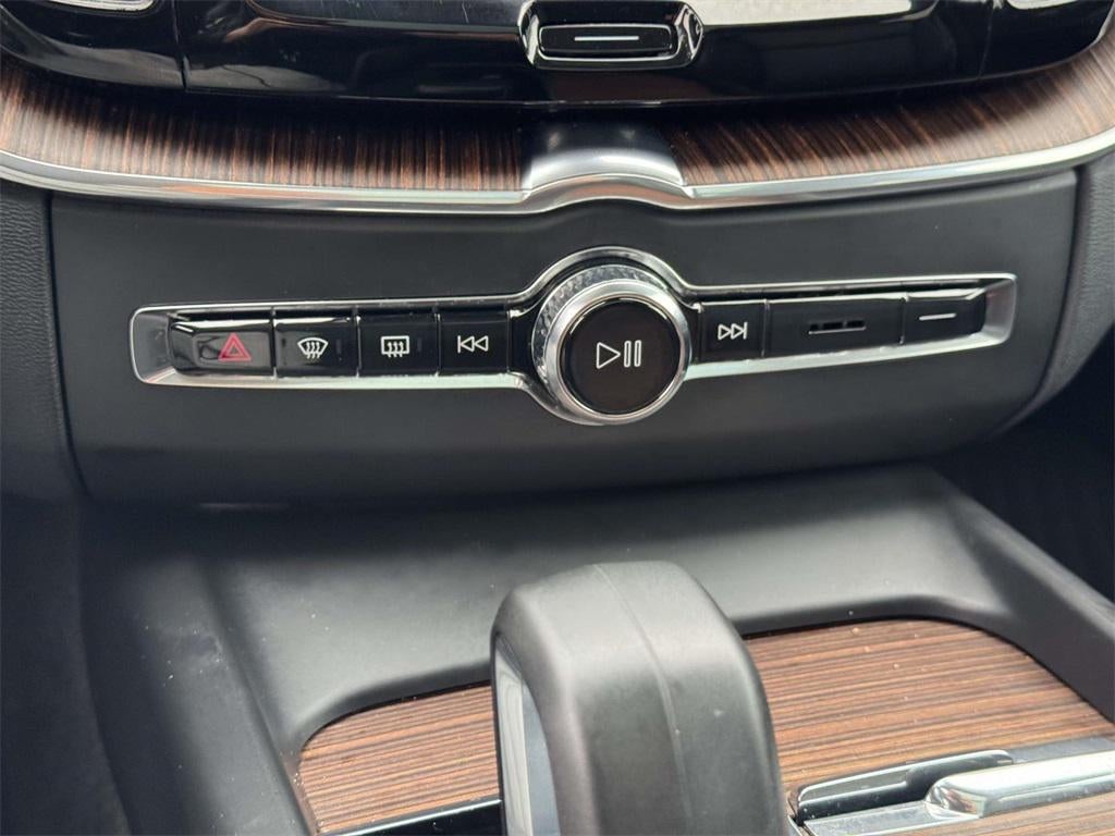 2023 Volvo XC60 B5 Plus Dark Theme