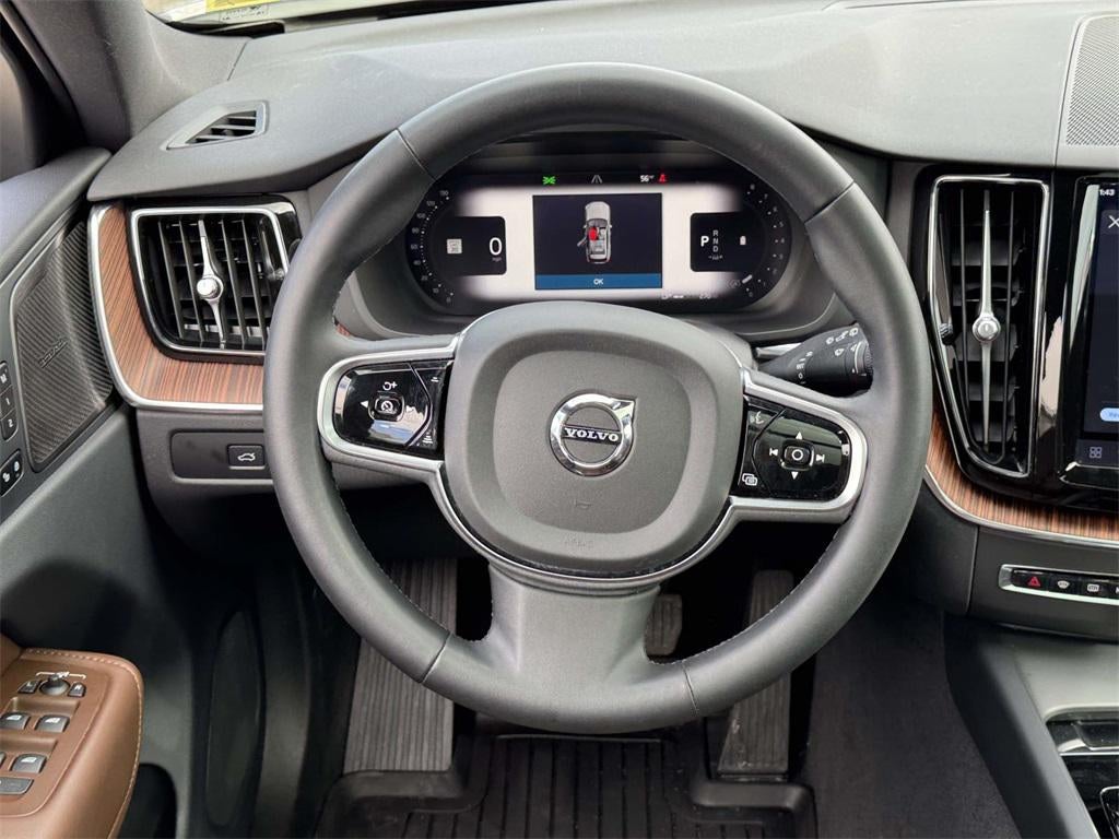 2023 Volvo XC60 B5 Plus Dark Theme