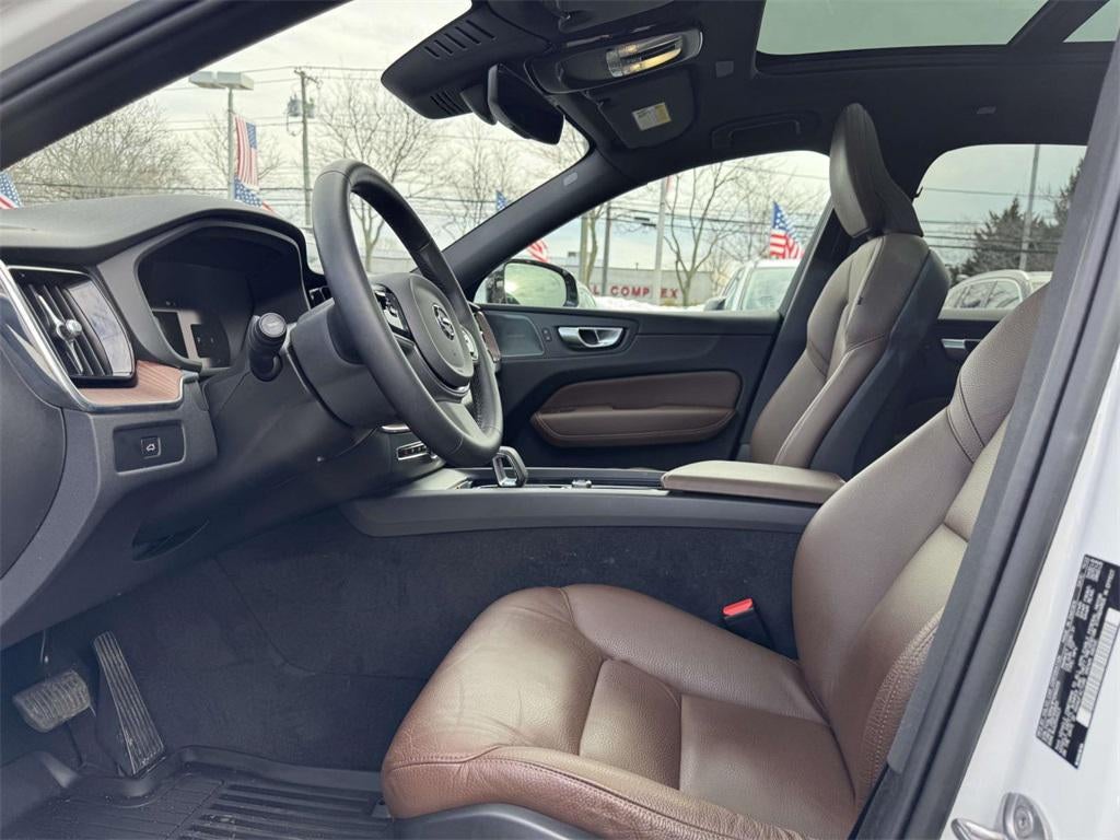 2023 Volvo XC60 B5 Plus Dark Theme