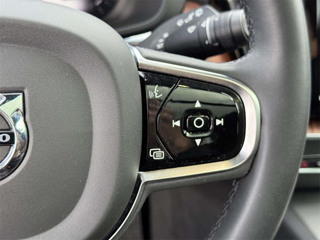 2023 Volvo XC60 B5 Plus Dark Theme