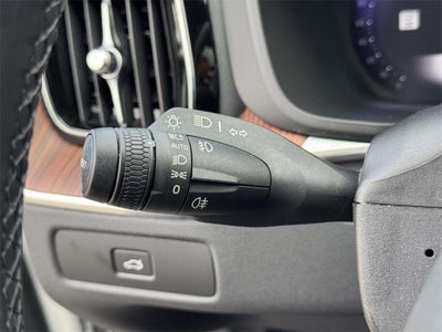 2023 Volvo XC60 B5 Plus Dark Theme