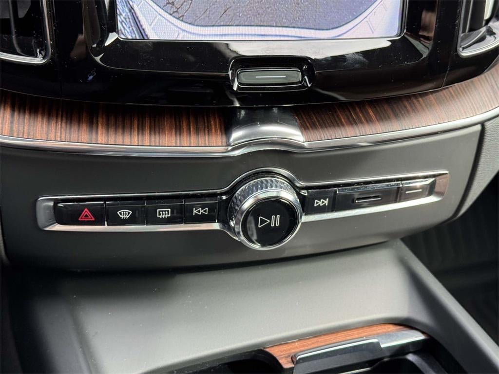 2023 Volvo XC60 B5 Plus Dark Theme