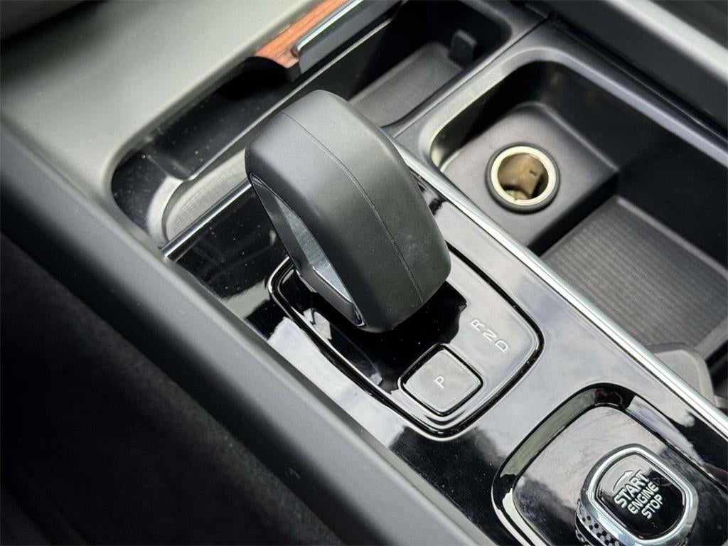 2023 Volvo XC60 B5 Plus Dark Theme