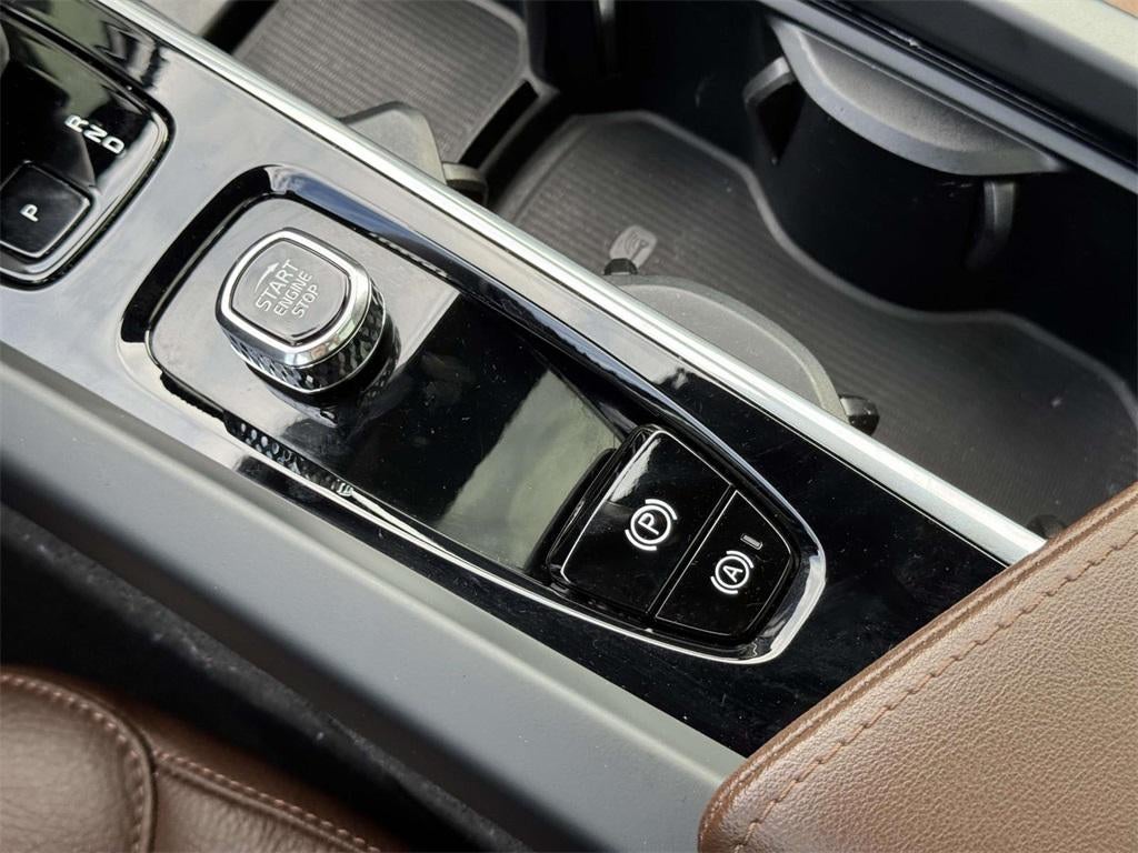 2023 Volvo XC60 B5 Plus Dark Theme