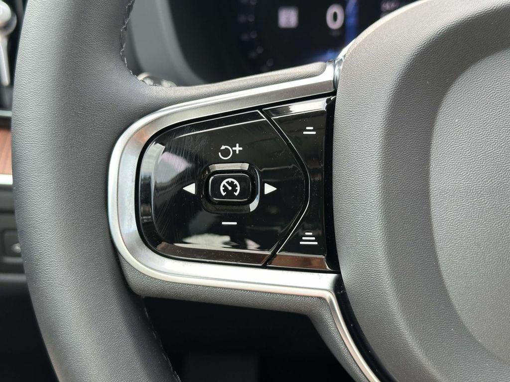 2023 Volvo XC60 B5 Plus Dark Theme