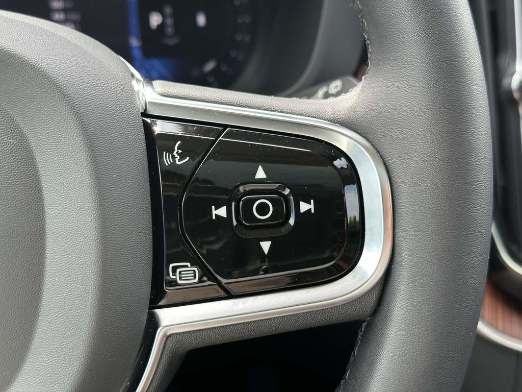 2023 Volvo XC60 B5 Plus Dark Theme