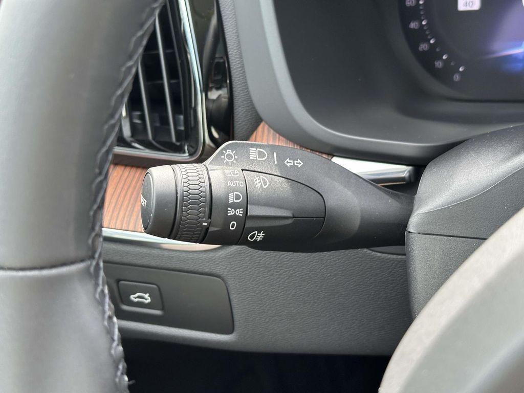 2023 Volvo XC60 B5 Plus Dark Theme