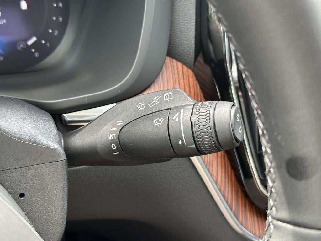 2023 Volvo XC60 B5 Plus Dark Theme