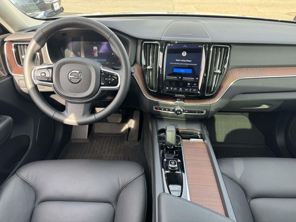 2023 Volvo XC60 B5 Plus Dark Theme