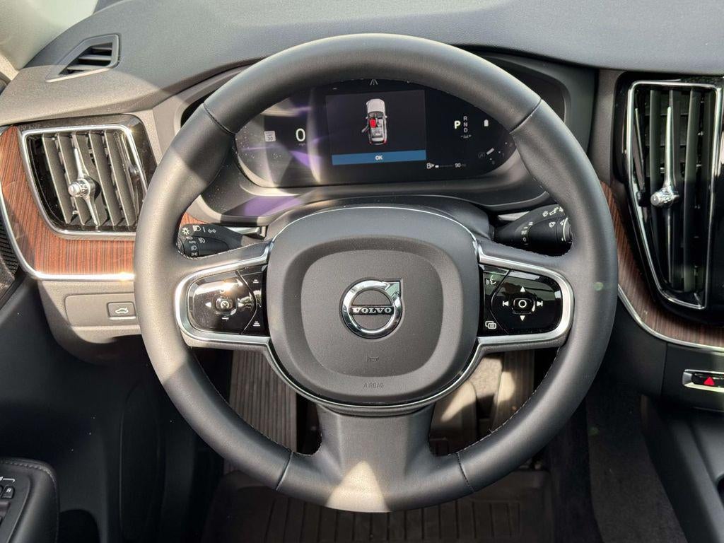 2023 Volvo XC60 B5 Plus Dark Theme