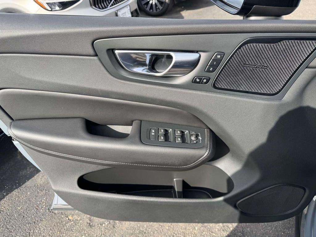 2023 Volvo XC60 B5 Plus Dark Theme