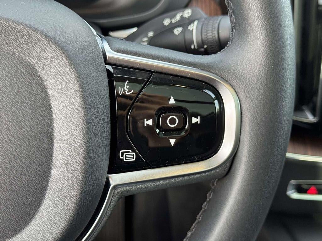 2023 Volvo XC60 B5 Plus Dark Theme