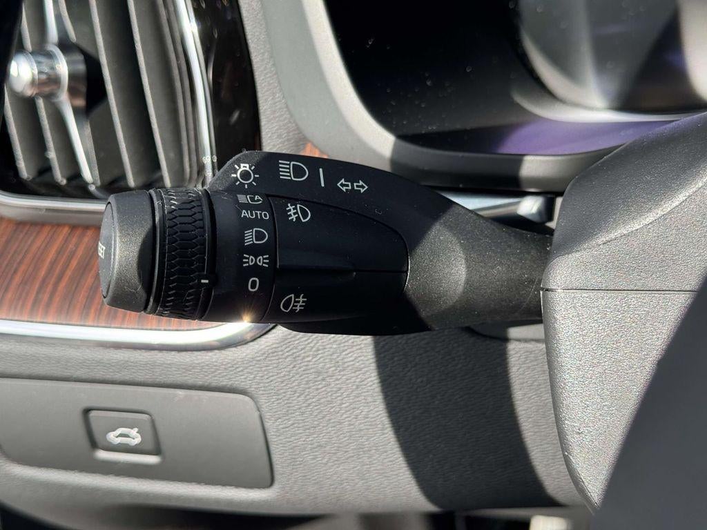 2023 Volvo XC60 B5 Plus Dark Theme