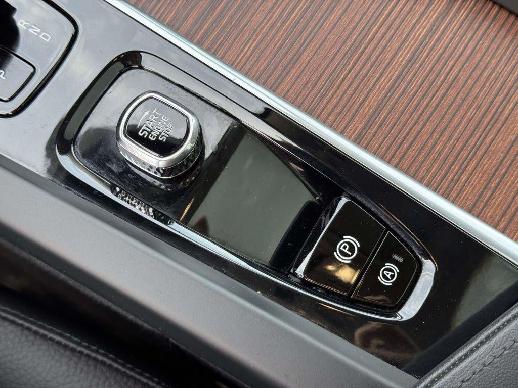 2023 Volvo XC60 B5 Plus Dark Theme