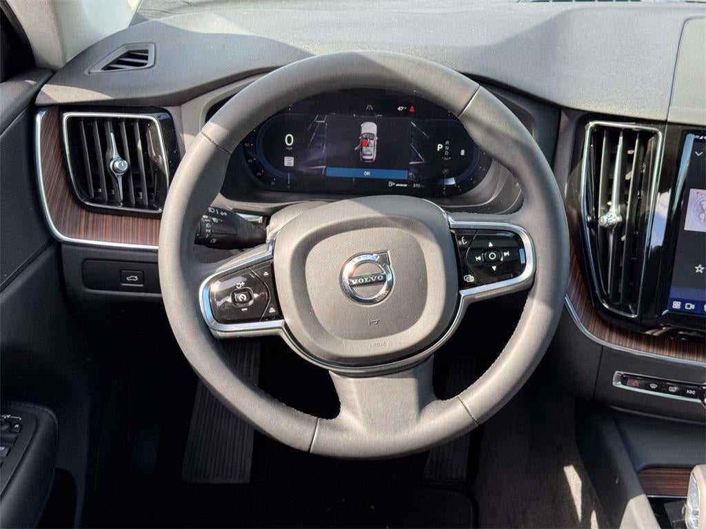 2023 Volvo XC60 B5 Plus Dark Theme
