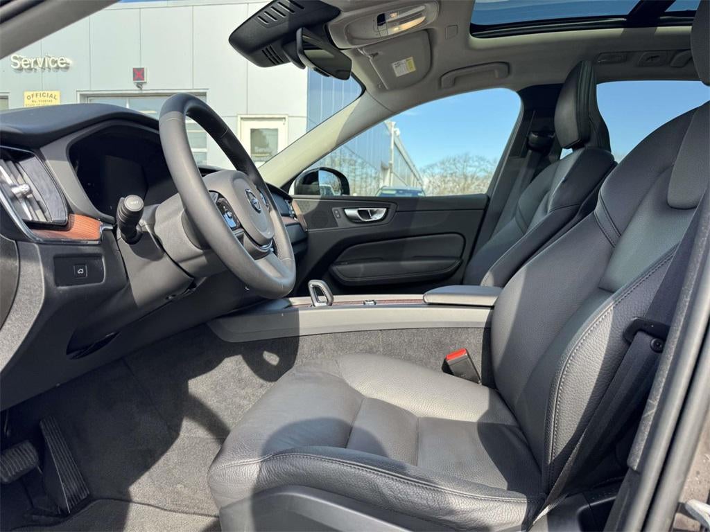 2023 Volvo XC60 B5 Plus Dark Theme