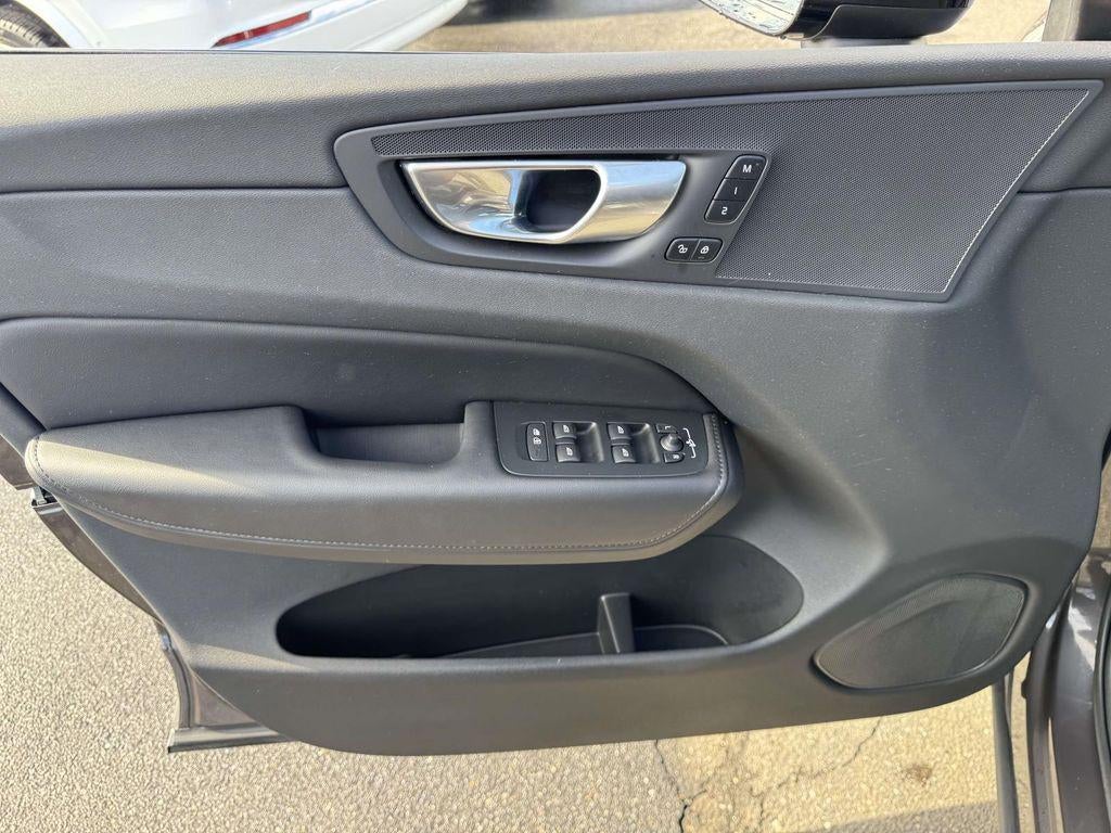 2023 Volvo XC60 B5 Plus Dark Theme