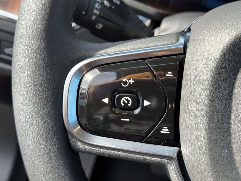 2023 Volvo XC60 B5 Plus Dark Theme