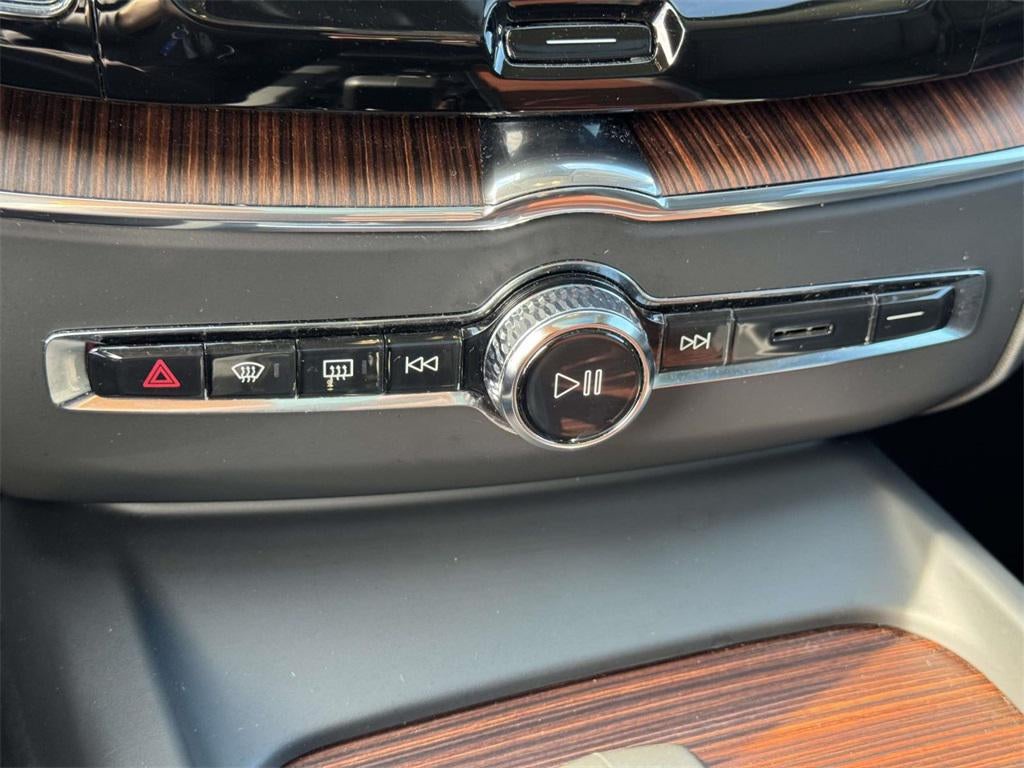 2023 Volvo XC60 B5 Plus Dark Theme