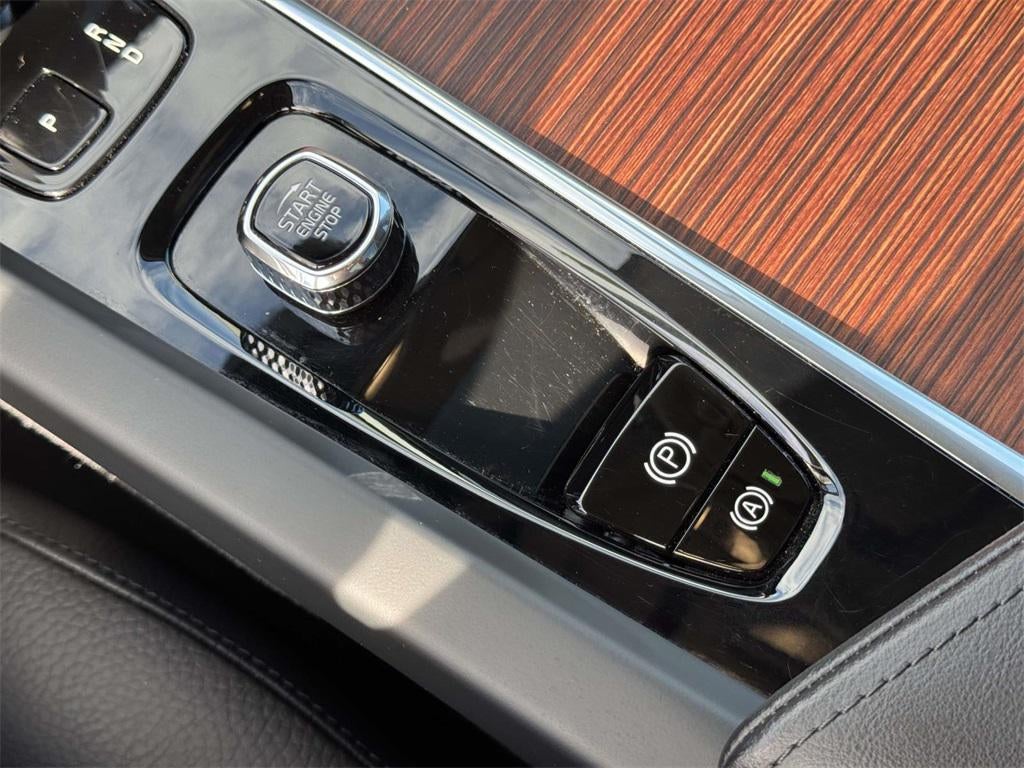 2023 Volvo XC60 B5 Plus Dark Theme