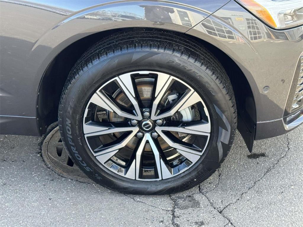 2023 Volvo XC60 B5 Plus Dark Theme