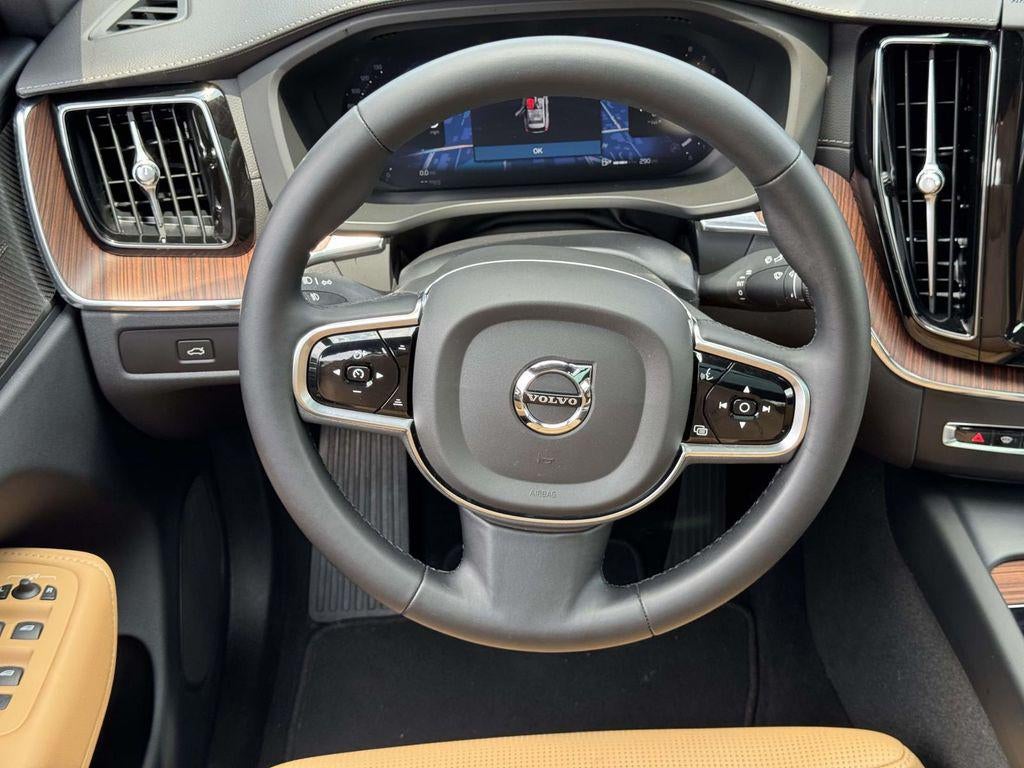 2023 Volvo XC60 B5 Ultimate Dark Theme