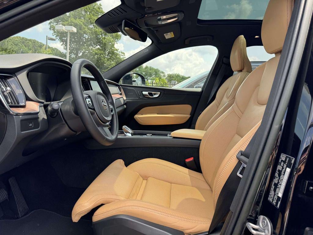 2023 Volvo XC60 B5 Ultimate Dark Theme
