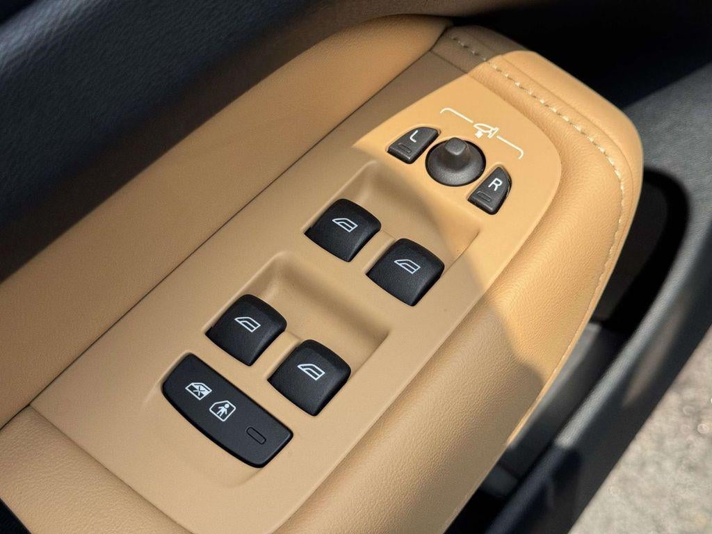 2023 Volvo XC60 B5 Ultimate Dark Theme