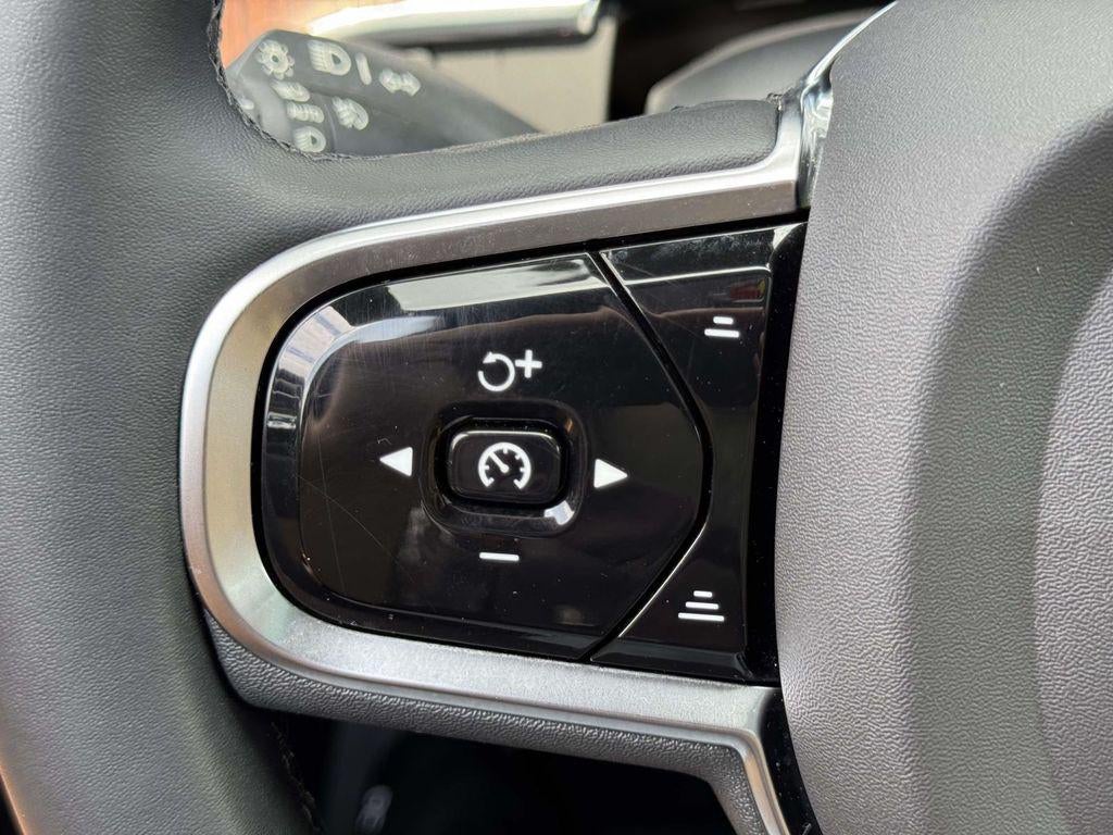 2023 Volvo XC60 B5 Ultimate Dark Theme