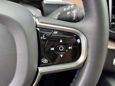 2023 Volvo XC60 B5 Ultimate Dark Theme