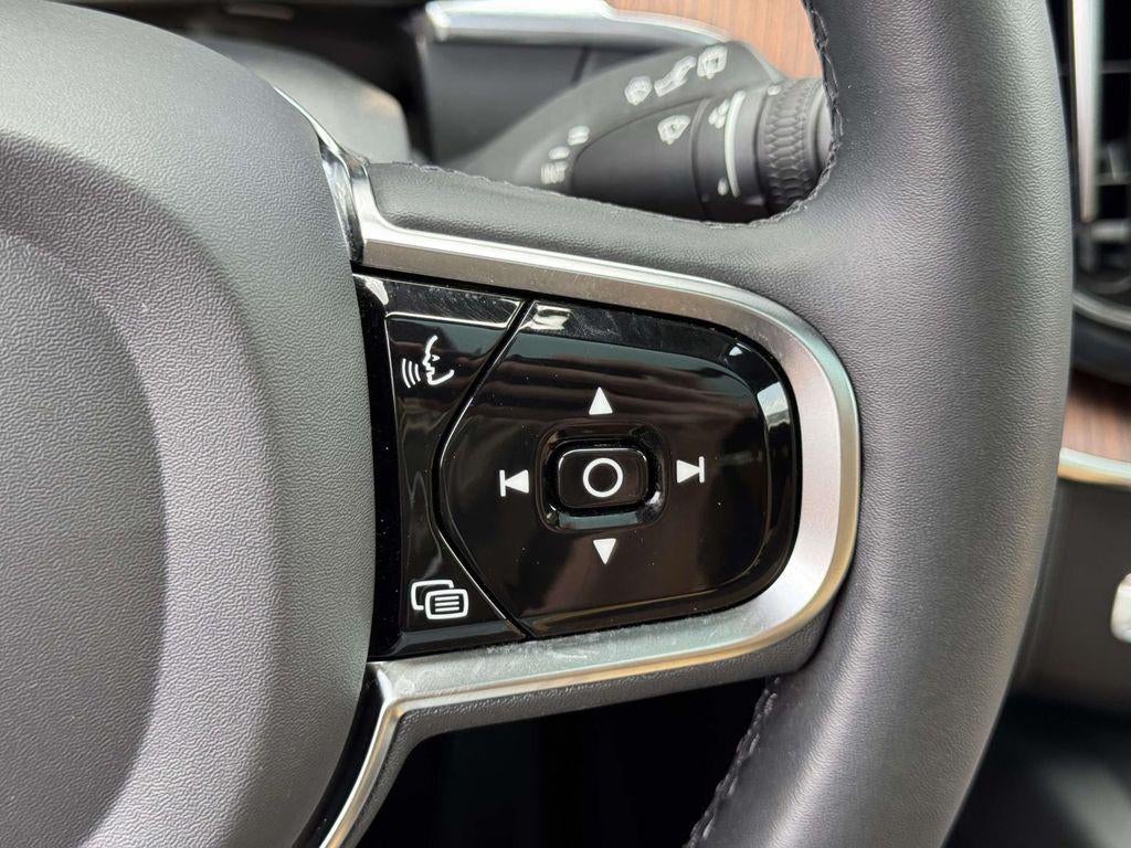 2023 Volvo XC60 B5 Ultimate Dark Theme