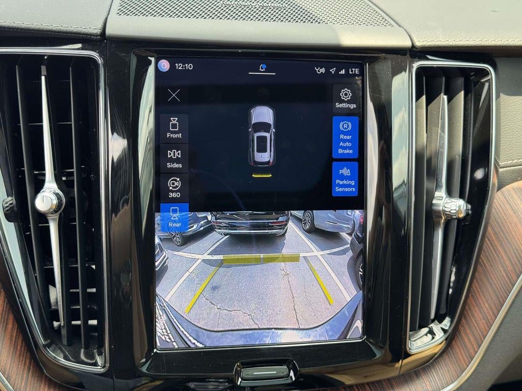 2023 Volvo XC60 B5 Ultimate Dark Theme