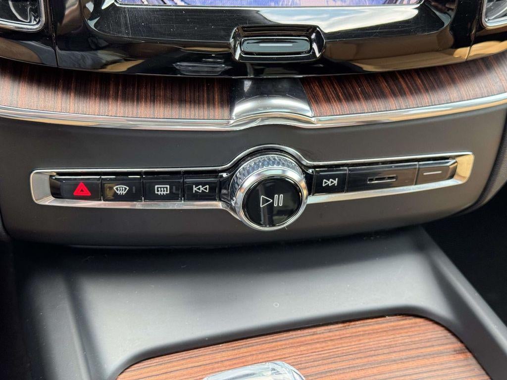 2023 Volvo XC60 B5 Ultimate Dark Theme