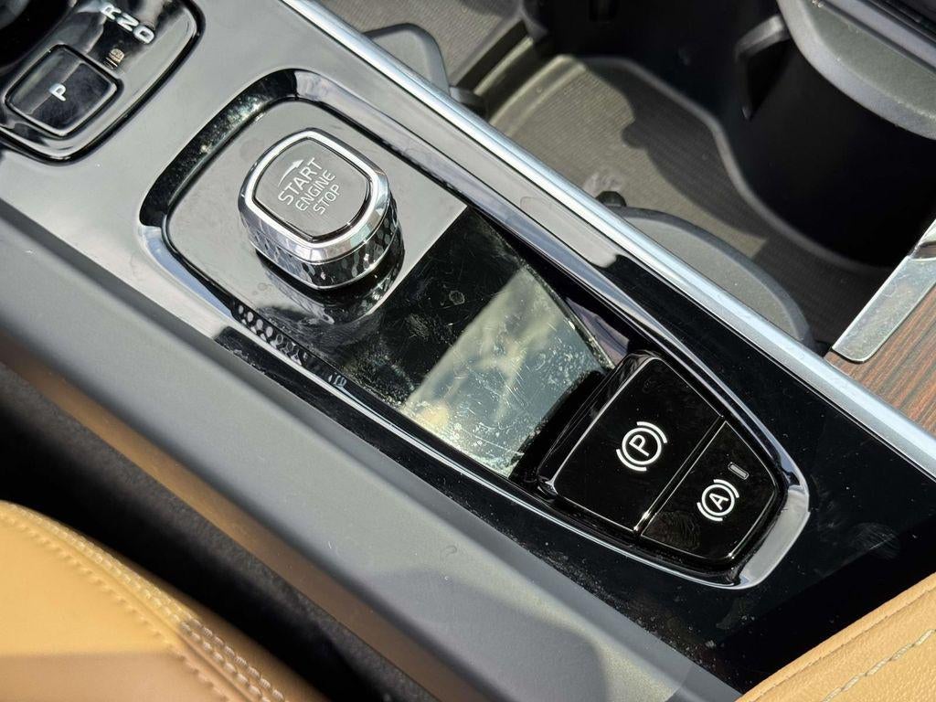 2023 Volvo XC60 B5 Ultimate Dark Theme