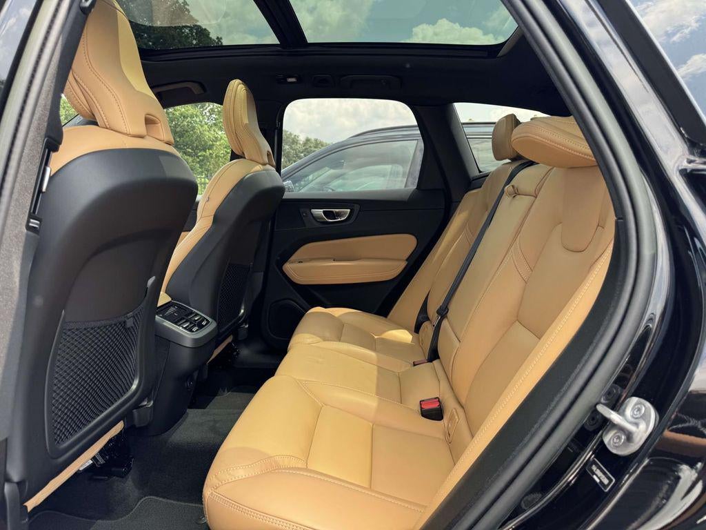 2023 Volvo XC60 B5 Ultimate Dark Theme