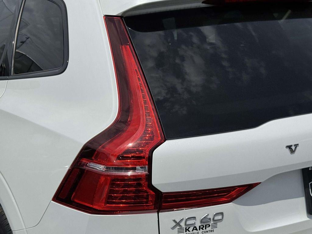 2023 Volvo XC60 B5 Ultimate Dark Theme