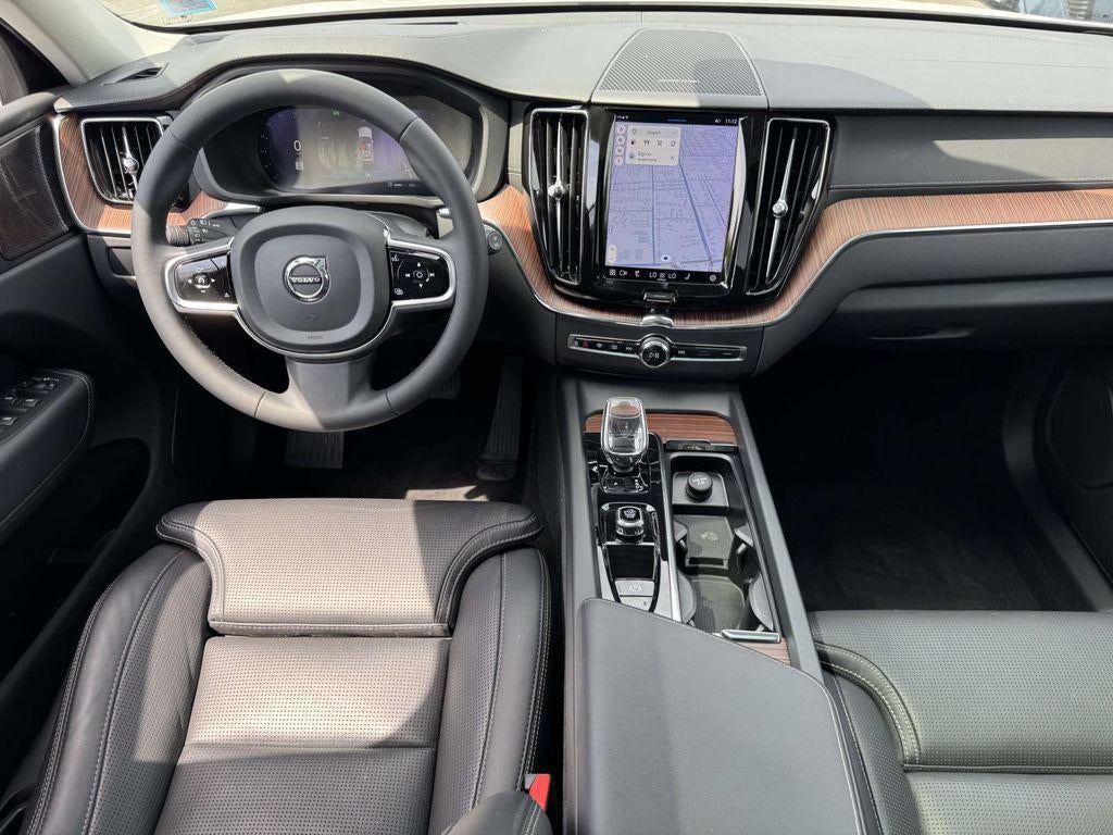 2023 Volvo XC60 B5 Ultimate Dark Theme