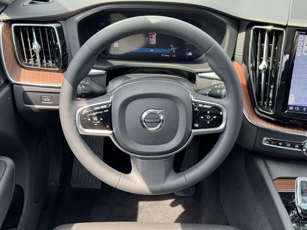 2023 Volvo XC60 B5 Ultimate Dark Theme