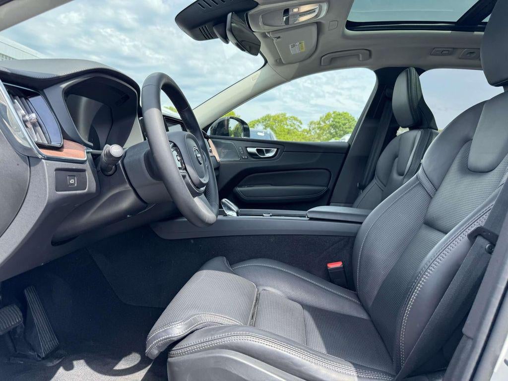 2023 Volvo XC60 B5 Ultimate Dark Theme