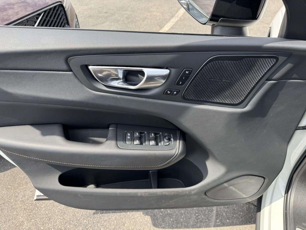 2023 Volvo XC60 B5 Ultimate Dark Theme