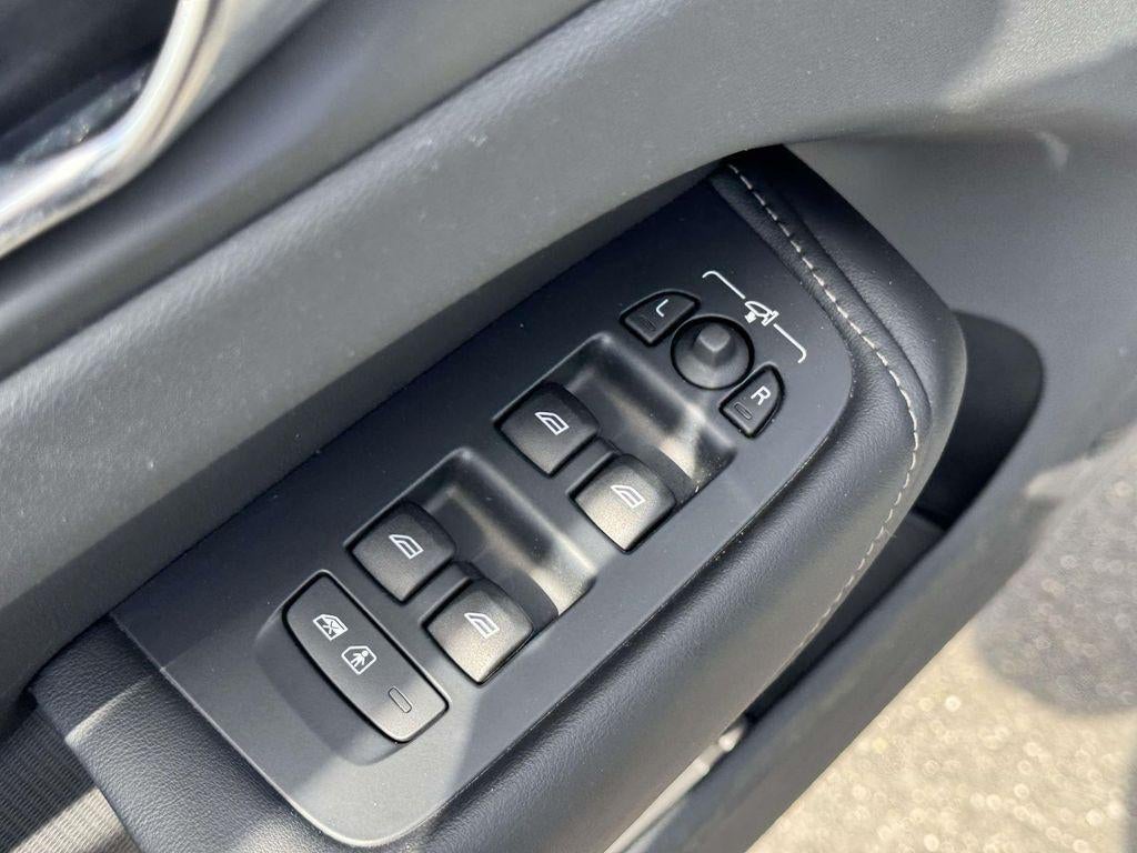 2023 Volvo XC60 B5 Ultimate Dark Theme
