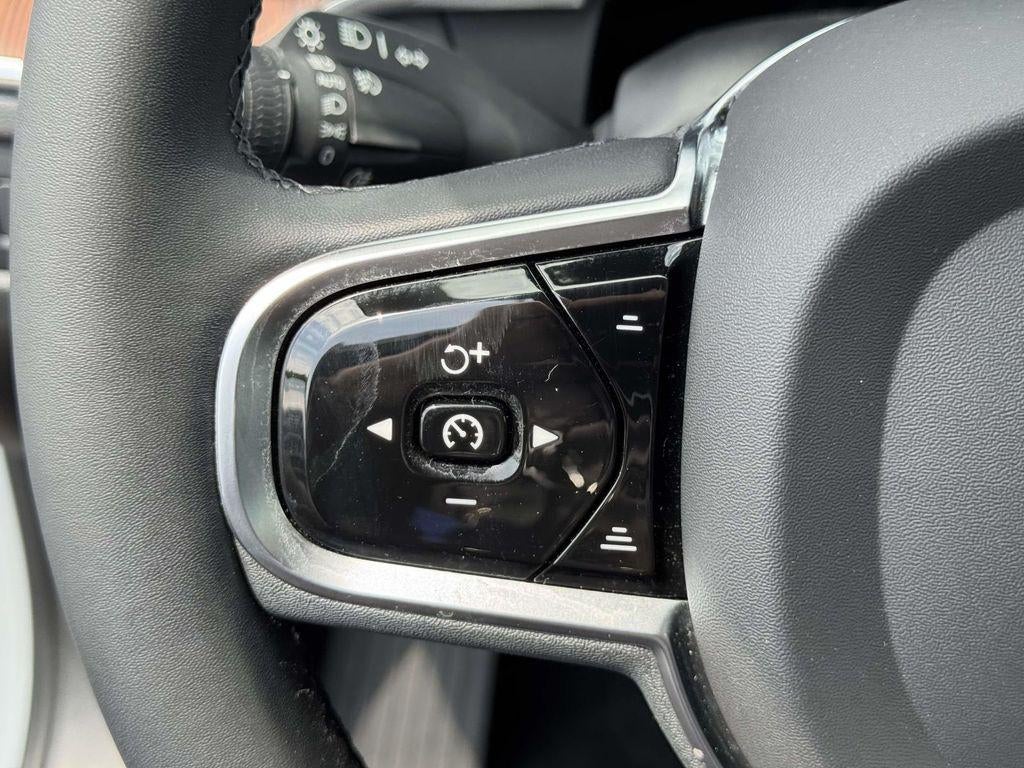 2023 Volvo XC60 B5 Ultimate Dark Theme