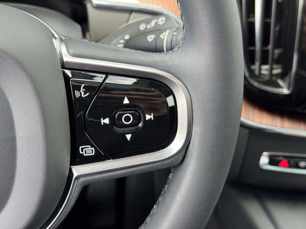 2023 Volvo XC60 B5 Ultimate Dark Theme
