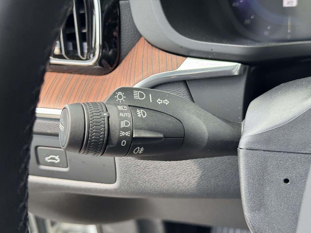 2023 Volvo XC60 B5 Ultimate Dark Theme