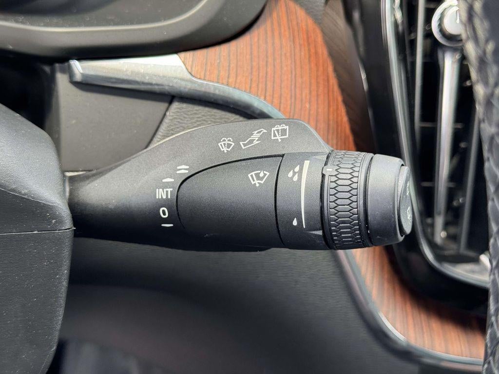 2023 Volvo XC60 B5 Ultimate Dark Theme