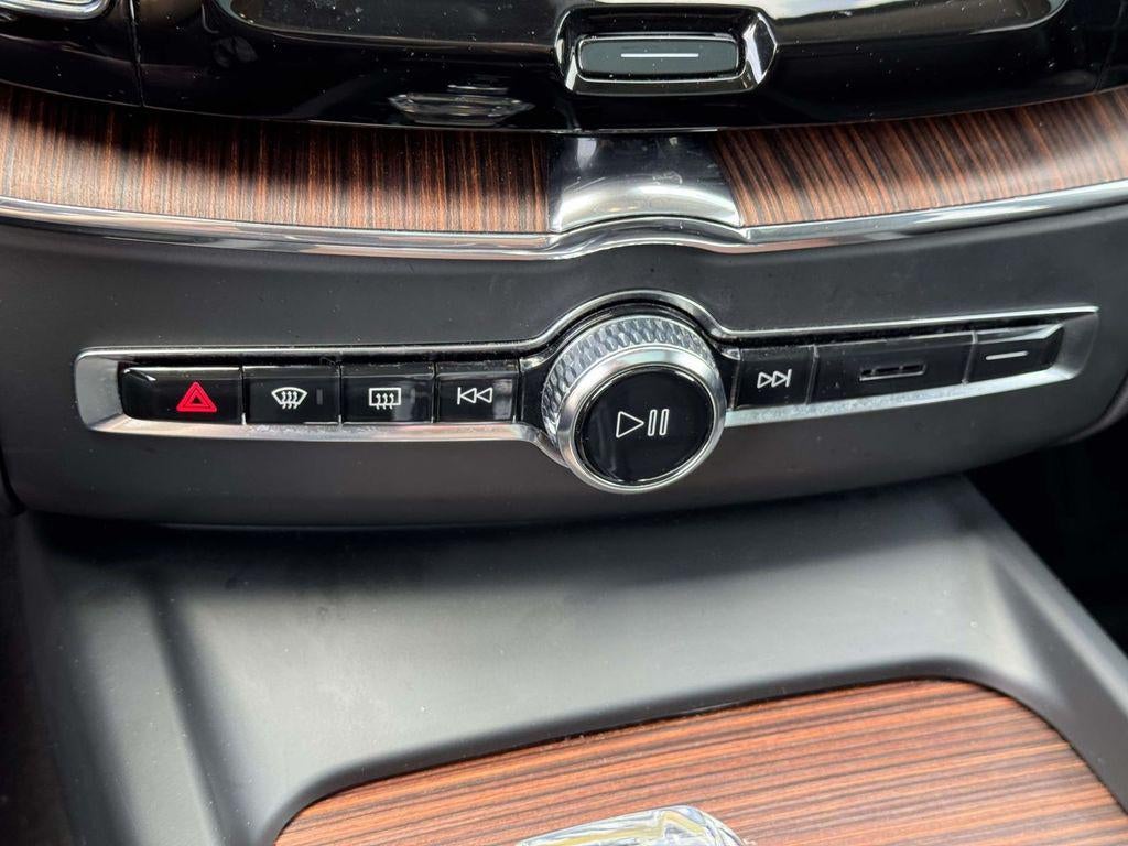 2023 Volvo XC60 B5 Ultimate Dark Theme