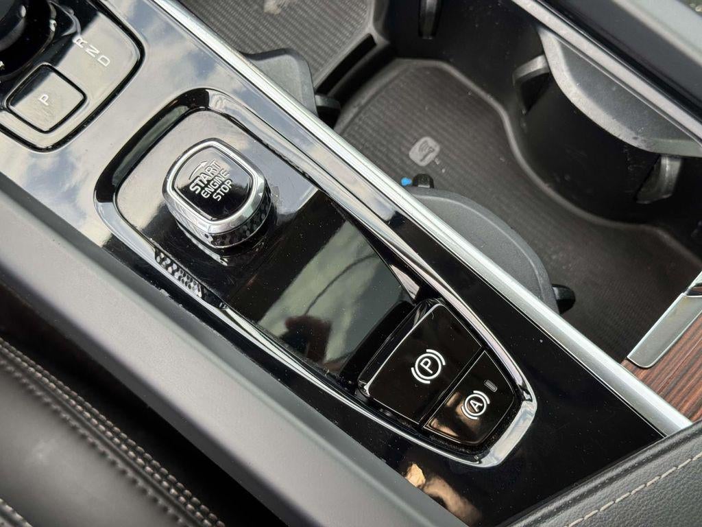 2023 Volvo XC60 B5 Ultimate Dark Theme