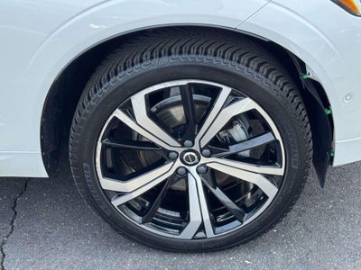 2023 Volvo XC60 B5 Ultimate Dark Theme
