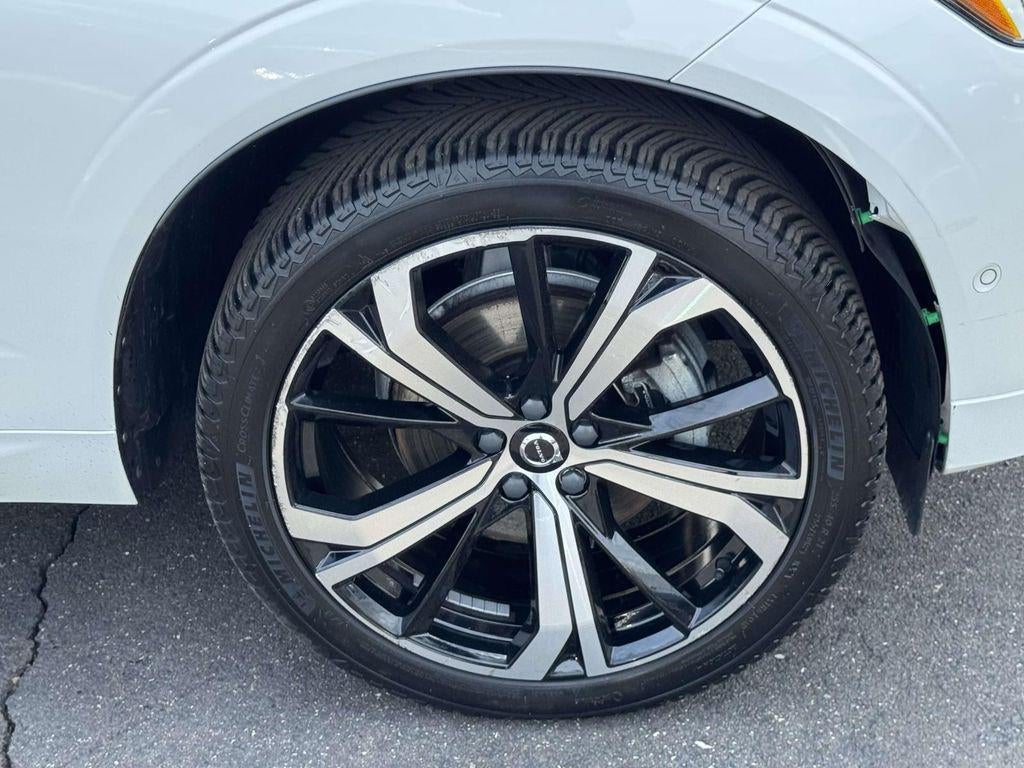 2023 Volvo XC60 B5 Ultimate Dark Theme